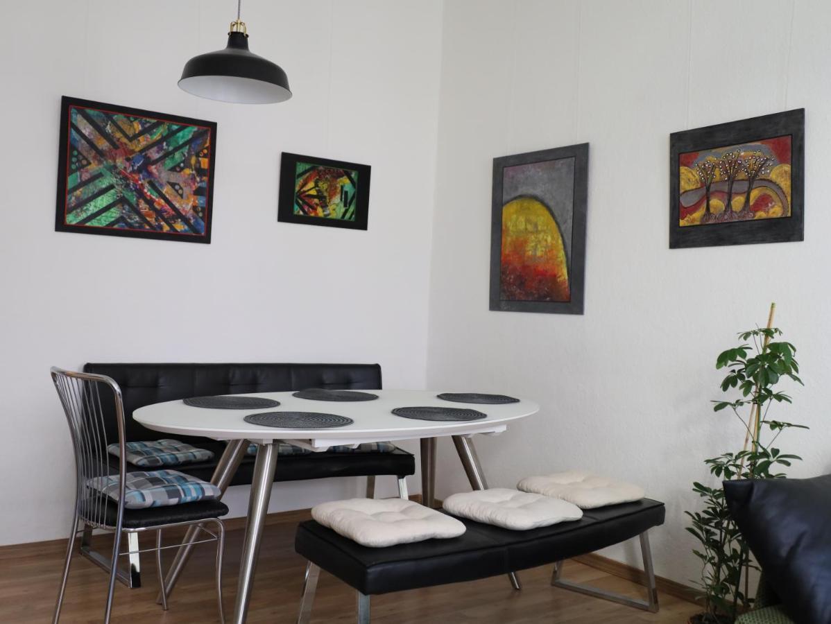 In Der Kunstgalerie Charlie Und Jenny Apartment Chemnitz