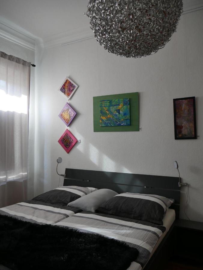 In Der Kunstgalerie Charlie Und Jenny Apartment *