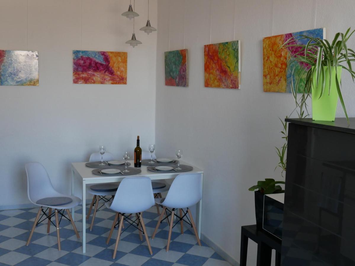 In Der Kunstgalerie Charlie Und Jenny Apartment