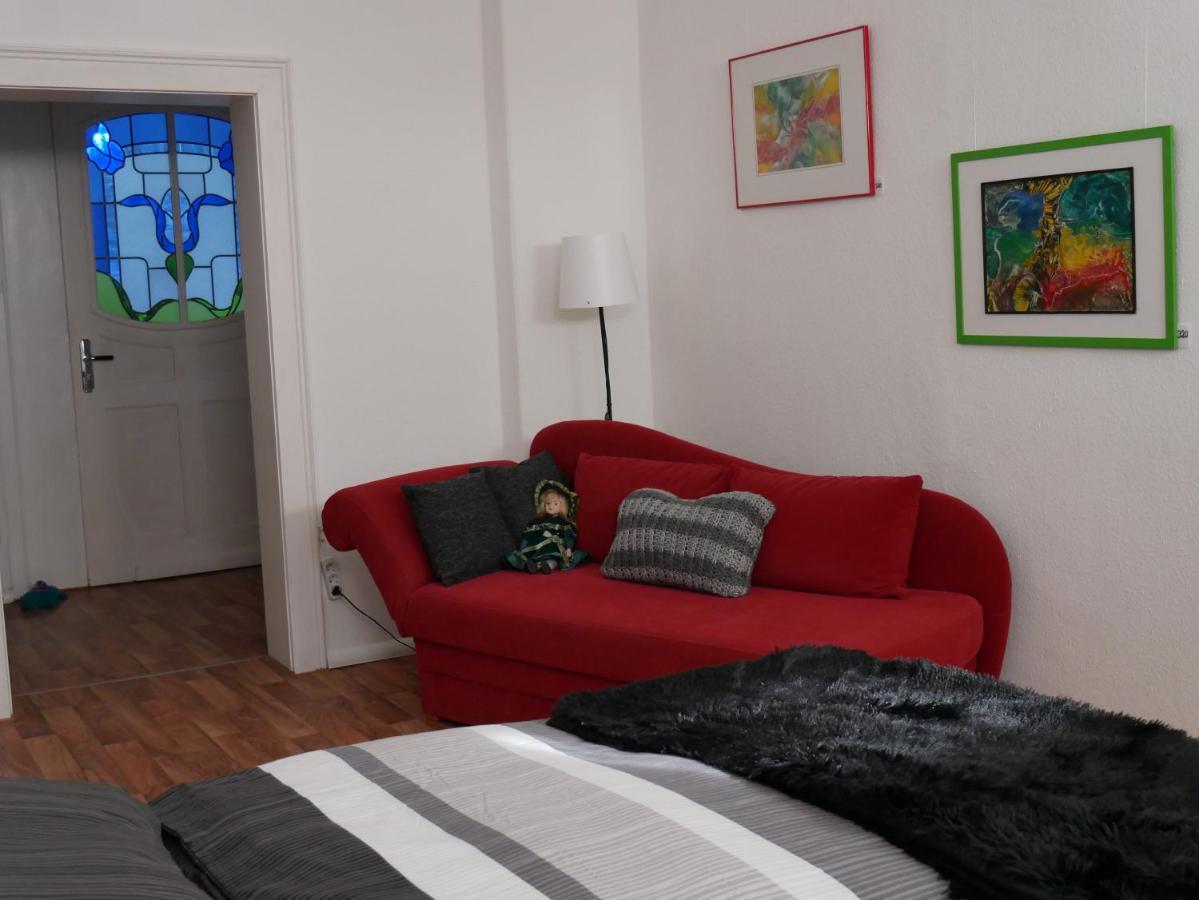 In Der Kunstgalerie Charlie Und Jenny Apartment