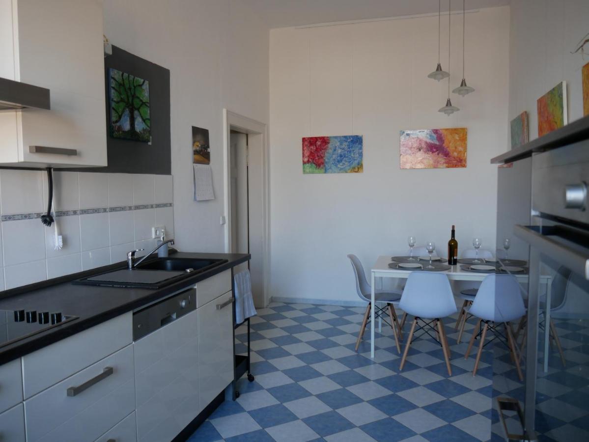 In Der Kunstgalerie Charlie Und Jenny Apartment *