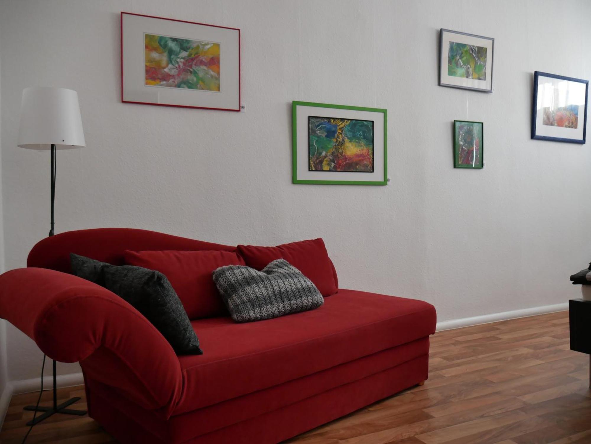 In Der Kunstgalerie Charlie Und Jenny Apartment *